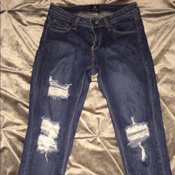 Distressed denim - Picture 2 of 6